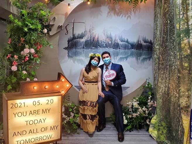 台中市各户政事务所为打破政府机关严肃的刻板印象，喜气洋洋的拍照结婚墙布置各具巧思。（台中市府提供／卢金足台中传真）