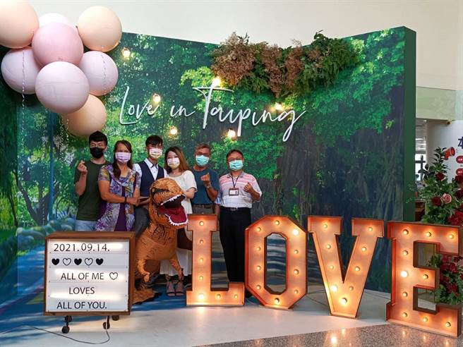 台中市各户政事务所创意设计特色结婚墙，吸引很多结婚新人，连洽公民眾都来参观拍照、打卡留念。（台中市府提供／卢金足台中传真）