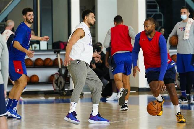 班西蒙斯(中)开季之前穿长裤与队友练球。（美联社资料照）