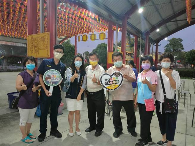 台中市警察局第四分局黎明派出所深入里内各里活动场合，宣导不同面项交通安全原则，提醒用路人提升安全意识。（民眾提供／卢金足台中传真）