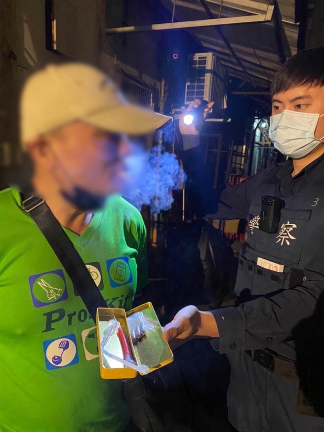 余姓男子不愿提供身分资料还抽菸掩饰，警方在随身背包起出安毒以及吸食器。（图／李文正翻摄）