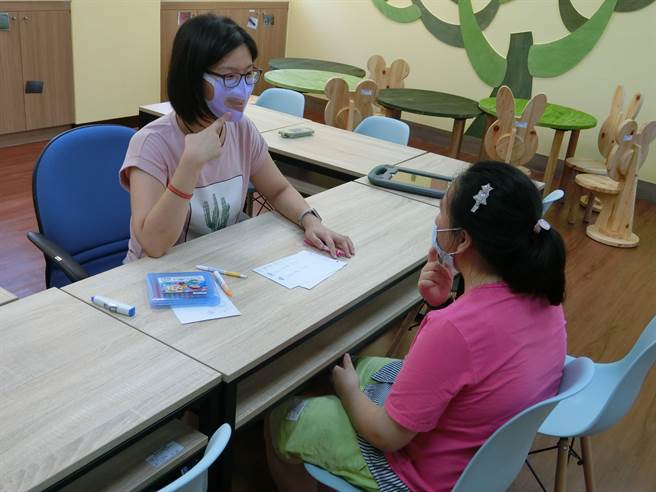 在透明口罩应用下，孩子更能掌握口型说话。（教育部提供／林志成台北传真）