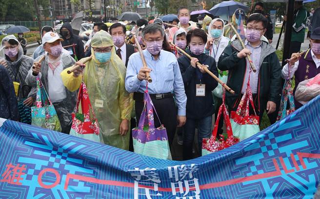 2021台北客家義民嘉年華24日舉行，台北市長柯文哲（前中）、副市長黃珊珊（柯右一）、客委會主委徐世勲（柯右二）帶領來賓與民眾一同挑擔踩街，往目標前進 。（鄭任南攝）