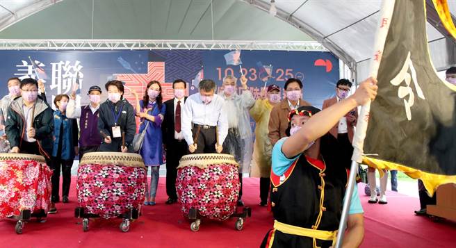 2021台北客家義民嘉年華24日舉行，台北市長柯文哲（右二）、副市長黃珊珊（左二）、客委會主委徐世勲（左一）與來賓一同擊鼓，在表演人員的旗幟中宣布大會開幕 。（鄭任南攝）