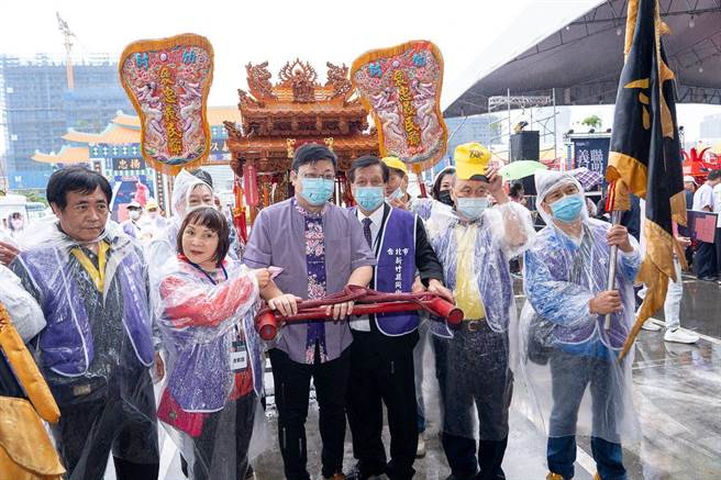 2021台北客家義民嘉年華舉行，北市客委會主委徐世勲（左三）共襄盛舉。（北市客委會提供／張穎齊台北傳真）