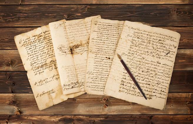 英國14歲少年打掃房間時，意外在地磚下找到一封來自100年前的外遇情書。(示意圖/達志影像)