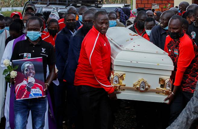 遭謀殺的肯亞長跑好手蒂羅普（Agnes Tirop）今天下葬，長眠白色棺木中。(圖/路透社)