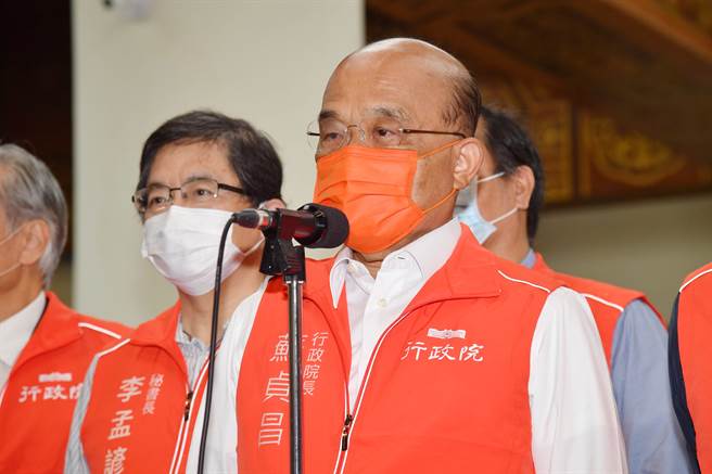 台灣基進立委陳柏惟罷免案通過，外界認為恐衝擊公投。行政院長蘇貞昌24日到中正紀念堂接種站視察，他表示在防疫許可下，會帶行政團隊向民眾報告政府在做什麼，公投是對「事」的投票，盼就事論事，不要政治操作。（鄧博仁攝）