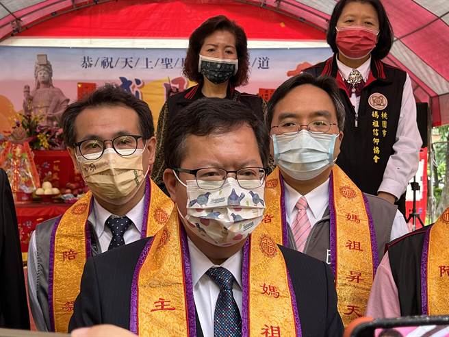 桃园市长郑文灿24日鼓励陈柏惟，努力的过程有起有落，政治的路也许会遇到挫折，会继续给他加油。(蔡依珍摄)