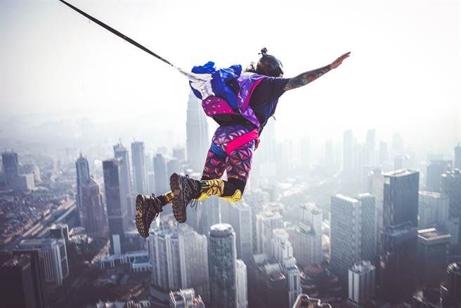 有別於其他玩家全副武裝（如圖所示），英國一名少年直接挑戰打赤膊跳傘，將降落傘的鐵環嵌入肉裡，靠著背部皮膚支撐全身重量。（示意圖／達志影像）