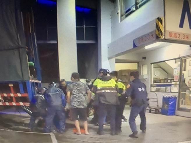 货车驾驶自修大货车，惨遭百公斤升降车尾门重压，所幸龟山警和路人齐心撑起救出，捡回一命。(翻摄照片／蔡依珍桃园传真)