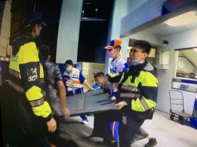 货车驾驶自修大货车，惨遭百公斤升降车尾门重压，所幸龟山警和路人齐心撑起救出，捡回一命。(翻摄照片／蔡依珍桃园传真)