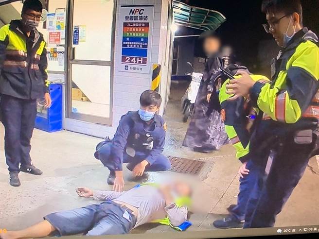 货车驾驶自修大货车，惨遭百公斤升降车尾门重压，所幸龟山警和路人齐心撑起救出，捡回一命。(翻摄照片／蔡依珍桃园传真)