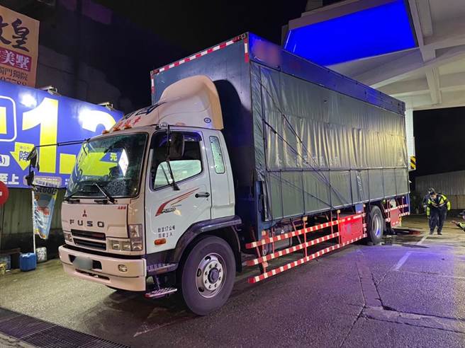 货车驾驶自修大货车，惨遭百公斤升降车尾门重压，所幸龟山警和路人齐心撑起救出，捡回一命。(翻摄照片／蔡依珍桃园传真)