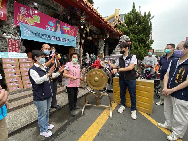 台中市议员邱素贞出席「2021辛丑年台中东区南天宫关帝爷慈善爱心白米及麵线计5万斤布施祈福活动」，敲响爱心锣。（卢金足摄）