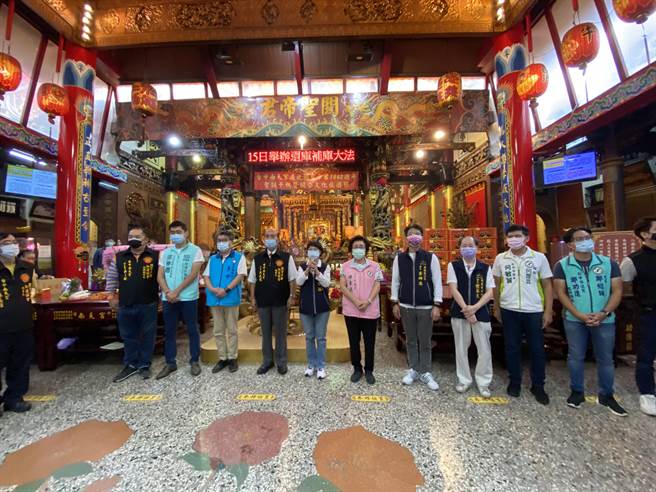 台中南天宫今日起预计发放5万斤白米、麵线予各区公 所低收入户及弱势团体受惠。（卢金足摄）