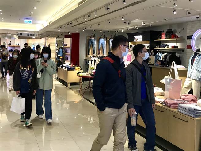 台中市经发局分析，25至40岁年龄层男性消费习惯，在汽车、电脑与手机周边消费明显高于小资女孩，带动另一消费市场购物热潮。（台中市府提供／卢金足台中传真）