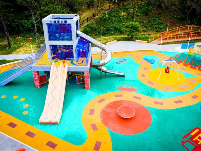 古钟楼公园位以日治时期作为莺歌派出所的火警通知的「消防古钟楼」为主题，打造一座高达6公尺3层楼高的消防钟楼溜滑梯。（新北市景观处提供）