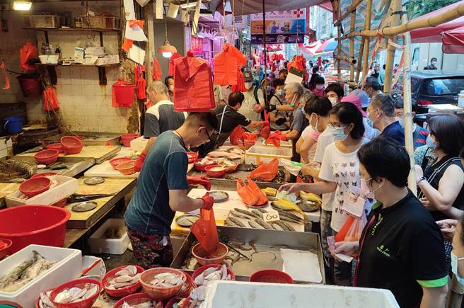 新冠疫情持續，香港依然謹守「清零」策略，解除社交距離措施及通關的日子仍未到來。（香港中通社）