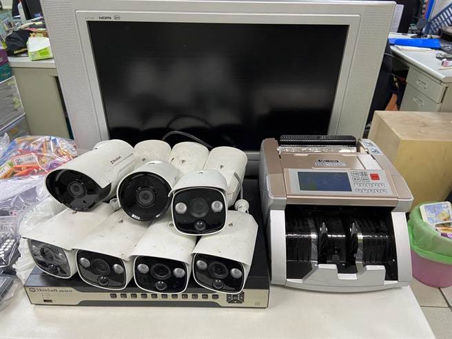 芦竹一处设在铁皮屋内的职业赌场，装设大量监视器全面监控，警藏身树丛1周顺利破获。(翻摄照片／蔡依珍桃园传真)