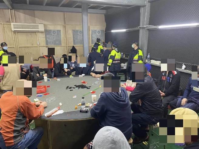 芦竹一处设在铁皮屋内的职业赌场，装设大量监视器全面监控，警藏身树丛1周顺利破获。(翻摄照片／蔡依珍桃园传真)