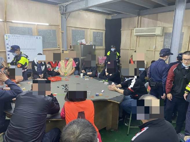 芦竹一处设在铁皮屋内的职业赌场，装设大量监视器全面监控，警藏身树丛1周顺利破获。(翻摄照片／蔡依珍桃园传真)