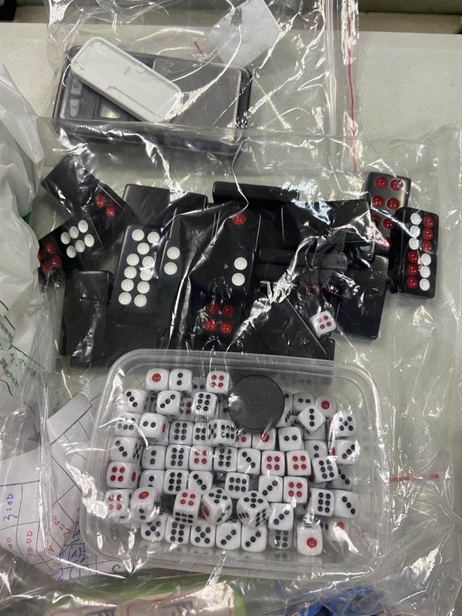 芦竹一处设在铁皮屋内的职业赌场，装设大量监视器全面监控，警藏身树丛1周顺利破获。(翻摄照片／蔡依珍桃园传真)