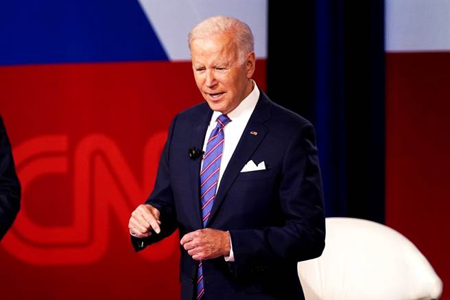 美國總統拜登（Joe Biden）21日在CNN市民大會上肯定答覆美國有保衛台灣的承諾引發關注，此外網友也關心他維持近20秒的「詭異」姿勢。（圖／美聯社）