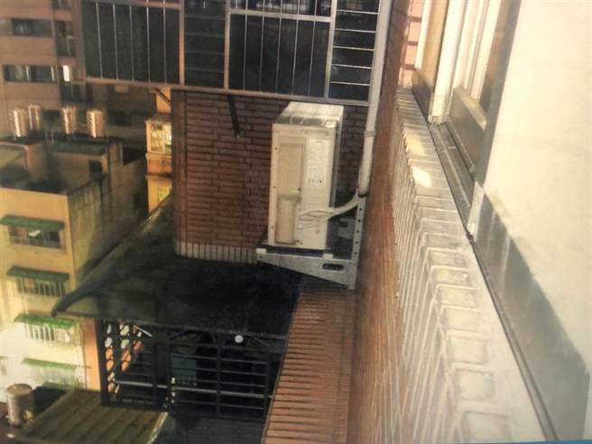 29岁吴姓男子21日下午4时许，被发现坠落于新北市三重区忠孝路二段某大楼外，警消获报抵达时吴男头部重创、已明显死亡。（翻摄画面）