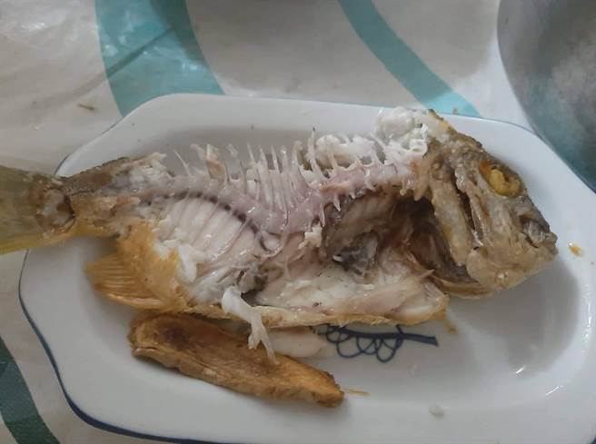 有網友透露，自己竟然吃到了「脊椎側彎的魚」，讓她相當錯愕。（圖片翻攝自FB／爆廢公社）
