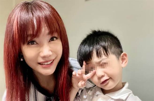 萧彤雯地震当下在电梯里快被吓坏。(图／翻摄自萧彤雯脸书)