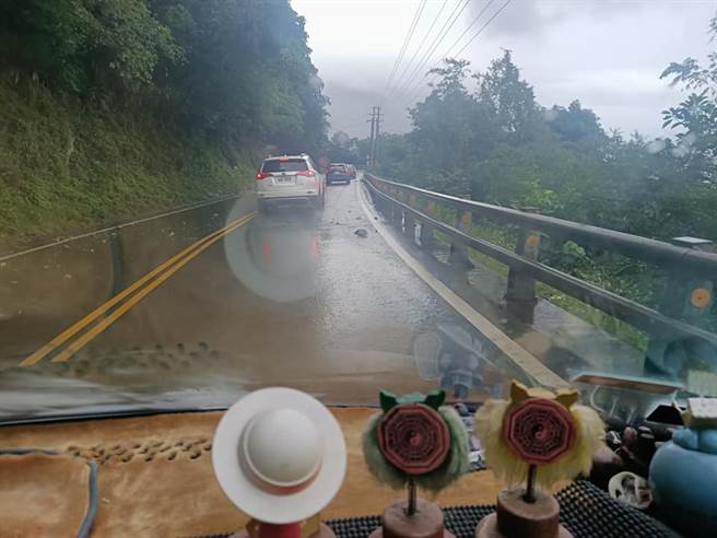 有网友分享在地震发生当下他行驶在苏花改，吓到他以为是爆胎，赶快把车停在路边。（翻摄脸书社团《爆废公社公开版》）