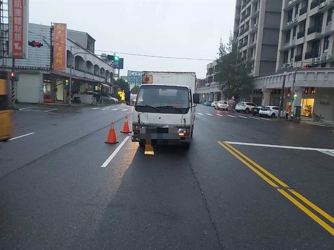 张姓男子22日驾驶小货车，撞上穿越道路的王姓男童，男童目前仍在医院救治中。（宜兰县警察局提供／李忠一宜兰传真）