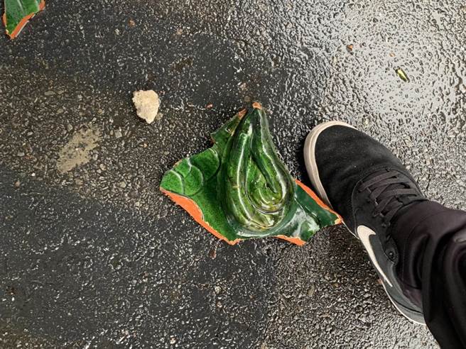 地震发生，北市议员陈怡君说她差10秒，就被台北市立第一殡仪馆的「砖块雨」砸到。（北市议员陈怡君提供／张颖齐台北传真）