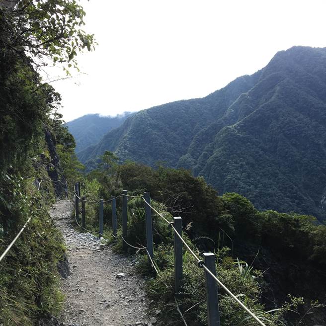 今下午1時11分，宜蘭縣政府南方22.7公里發生芮氏規模6.5的地震，花蓮最大震度達4級，有名林姓女子不慎在秀林鄉錐麓古道，遭落石砸到腳，無法行走，消防局獲報後，目前與警方及太管處者正前往救援。（示意圖／羅亦晽攝）