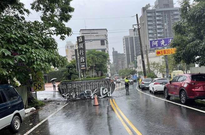 礁溪某温泉饭店的招牌因地震掉落，警方到场维持交通。（民眾提供／李忠一宜兰传真）