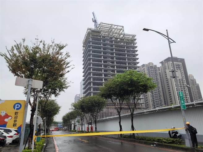 新庄区昌平街工地顶楼天车弯折，警方已在现场拉起封锁线，禁止人车靠近。（翻摄画面）