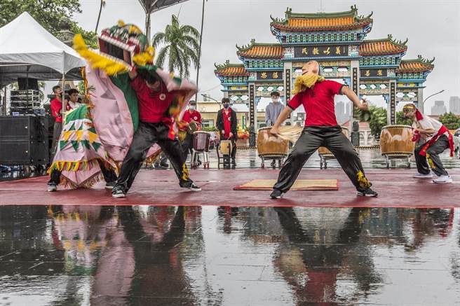 新竹县客家武术舞狮发展协会深耕校园成果发表，团员表演精彩的客家方口狮。（罗浚滨摄）
