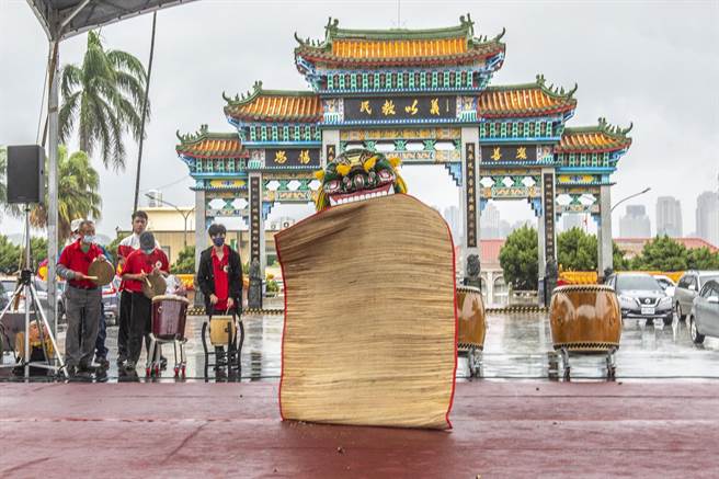 新竹县客家武术舞狮发展协会深耕校园成果发表，团员表演难度很高的「咬草席」。（罗浚滨摄）