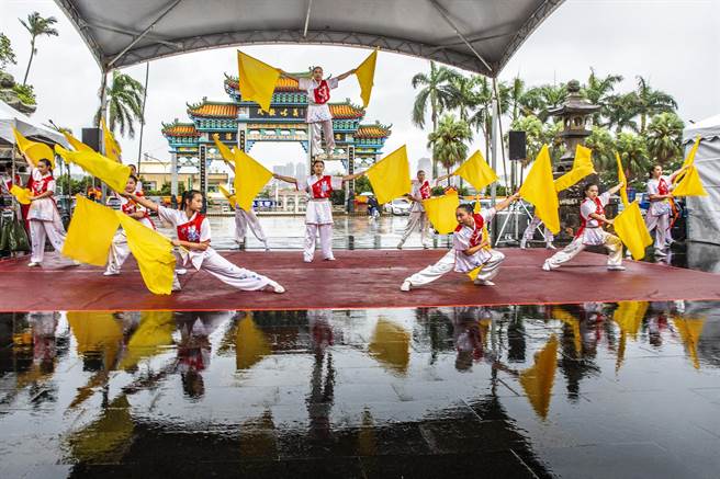 新竹县客家武术舞狮发展协会深耕校园成果发表，国立台湾戏曲学院演出「艺鸣今人」。（罗浚滨摄）