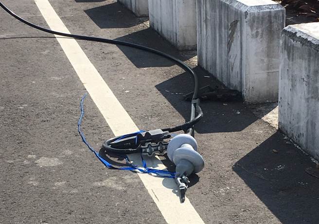 经查发现是员林市公所在附近公19公园举办活动，在现场施放彩带不慎飘到上面电线杆，卡在电线之间造成跳电。（台电提供／吴建辉彰化传真）