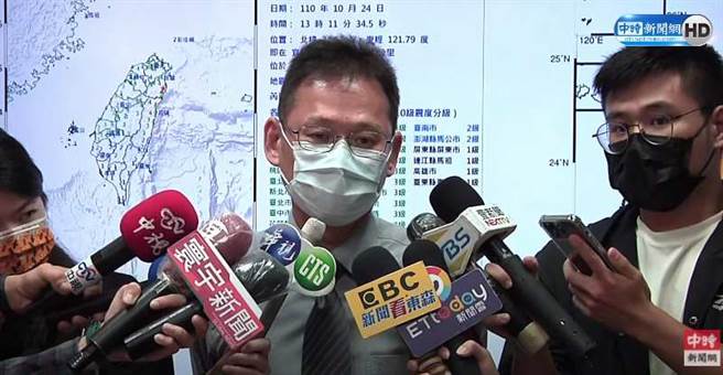 地震測報中心主任陳國昌出現說明宜蘭6.5強震的成因。(翻攝自中時新聞網直播)