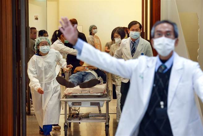 中央流行疫情指揮中心協調加開接種站，台北市中正紀念堂是5個接種站之一，有民眾大讚協助施打疫苗的榮總，規劃相當完善。不過24日仍有兩人緊急送醫，事後證實暈針，虛驚一場。（鄧博仁攝）
