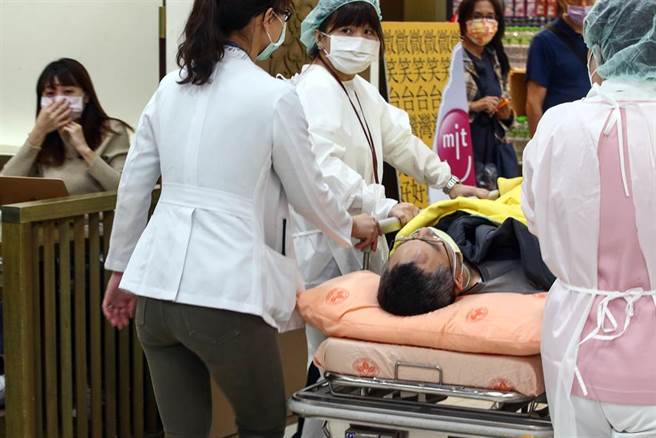 中央流行疫情指揮中心協調加開接種站，台北市中正紀念堂是5個接種站之一，有民眾大讚協助施打疫苗的榮總，規劃相當完善。不過24日仍有兩人緊急送醫，事後證實暈針，虛驚一場。（鄧博仁攝）
