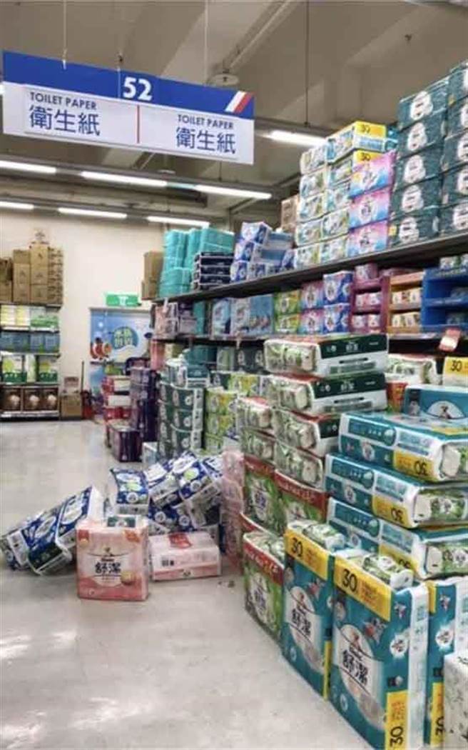 家乐福新店店地震后货架商品掉落、四散一地。（翻摄自我们是新店人!! 好山好水，就是爱新店脸书社团）