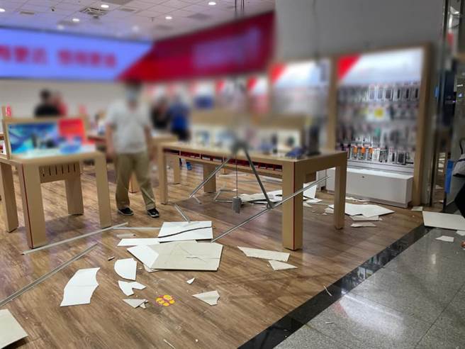 Ella曝店家天花板掉落画面。(图／取自Ella脸书)