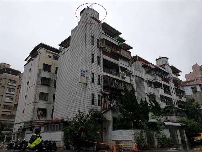 北市一寿街一处公寓顶楼砖头剥落，砸毁2楼铁窗无人受伤。（图／民眾提供）
