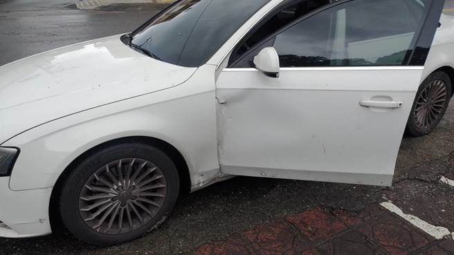 地震发生时，有用路人行经苏花公路115.8公里处时，座车左侧遭落石击中。（宜兰县警察局提供／李忠一宜兰传真）