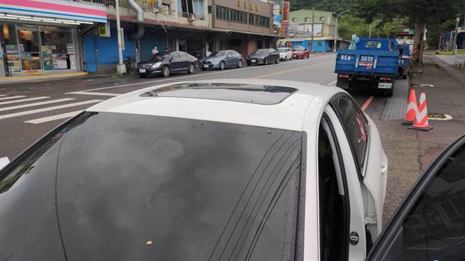 地震发生时，有用路人行经苏花公路115.8公里处时，座车左侧遭落石击中。（宜兰县警察局提供／李忠一宜兰传真）