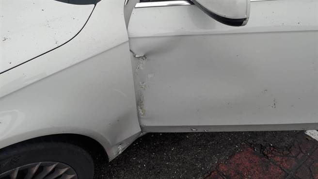 地震发生时，有用路人行经苏花公路115.8公里处时，座车左侧遭落石击中。（宜兰县警察局提供／李忠一宜兰传真）